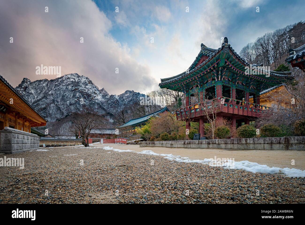 Der Winter verleiht den Wahrzeichen und kulturellen Sehenswürdigkeiten im Seoraksan-Nationalpark, Südkorea, ein ganz anderes Gefühl. Stockfoto