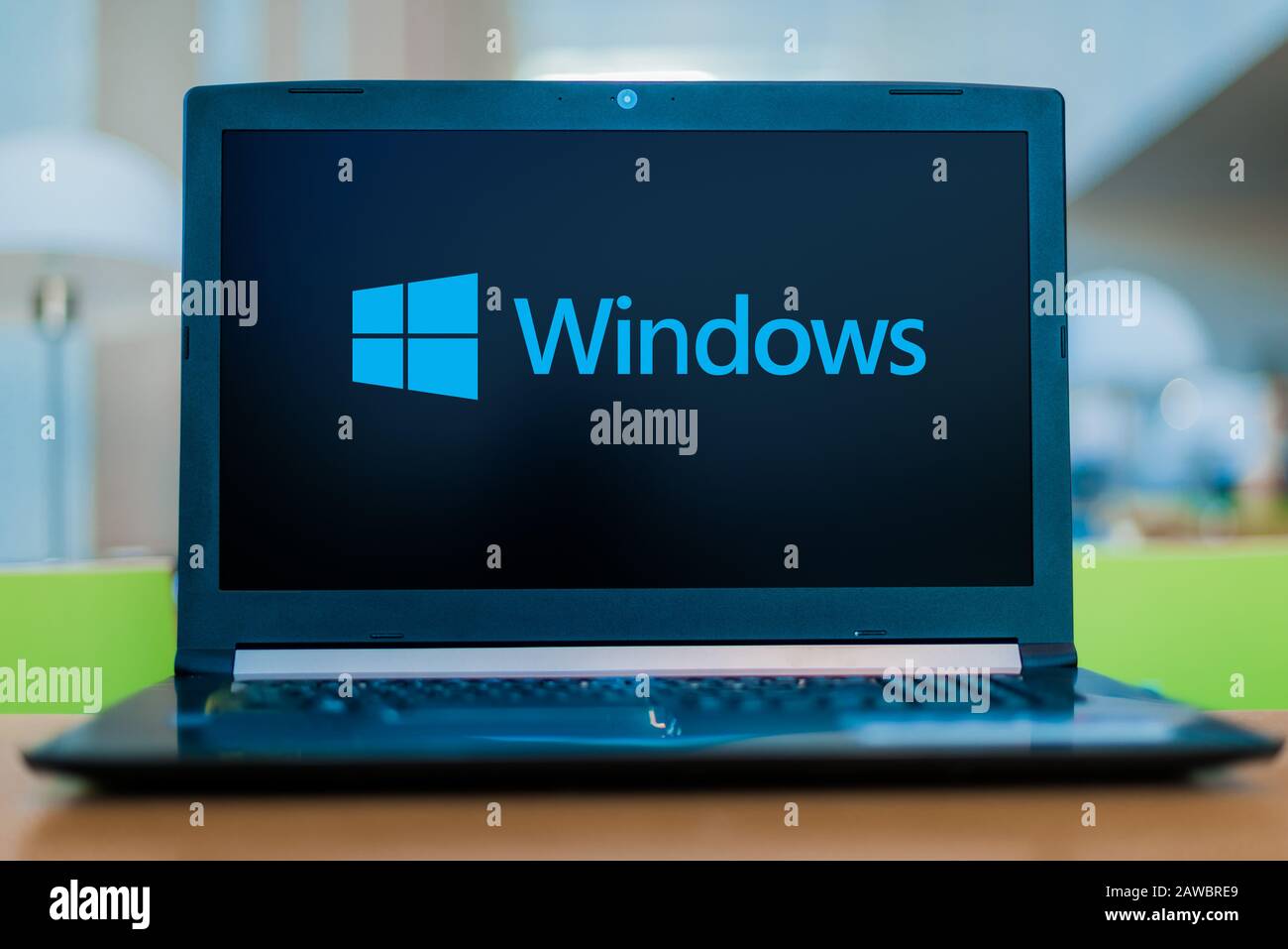 Poznan, POL - DEC 11, 2019: Laptop Computer mit Logo von Windows, eine Gruppe von mehreren grafischen Betriebssystemfamilien, die alle devel sind Stockfoto