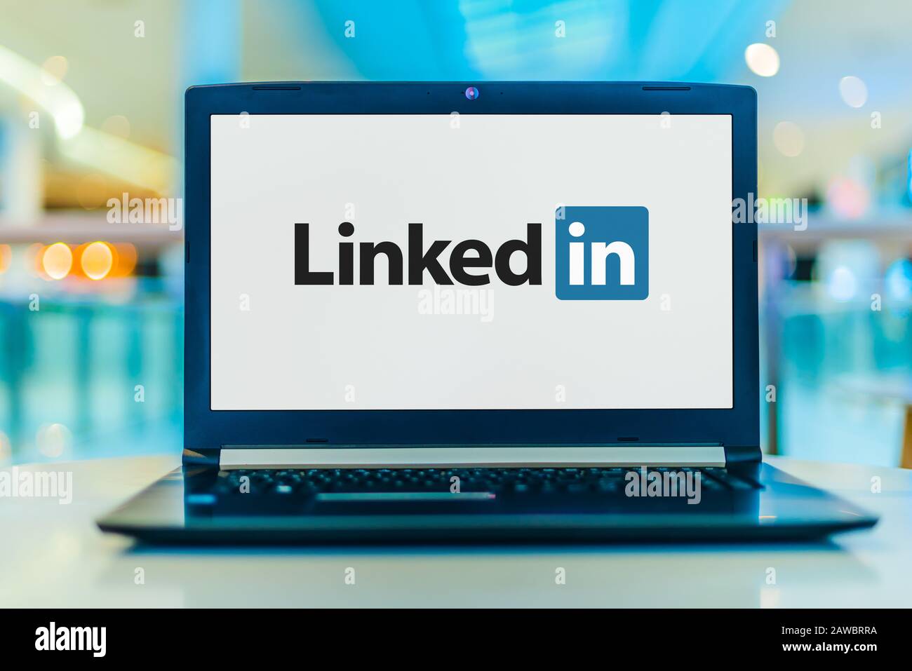 Poznan, POL - 30. JANUAR 2020: Laptop-Computer mit dem Logo von LinkedIn, einem amerikanischen Business- und arbeitsorientierten Service, der über Websit betrieben wird Stockfoto