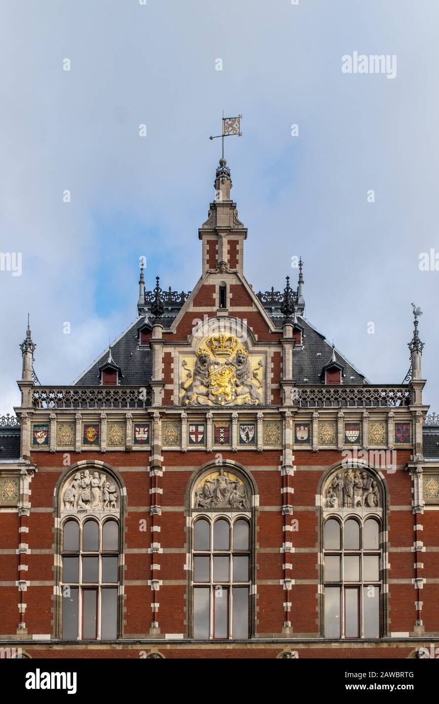 Gebäude des Amsterdamer Hauptbahnhofs in den Niederlanden Stockfoto