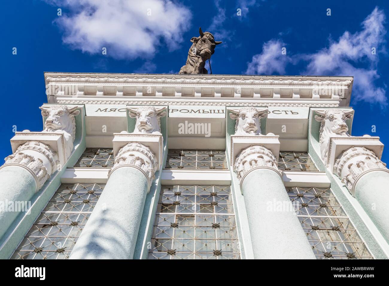 MOSKAU, RUSSLAND - am 25. MÄRZ 2017: Ein Fragment einer Fassade des Pavillons der Fleischindustrie auf der Ausstellung der Errungenschaften der Volkswirtschaft Stockfoto