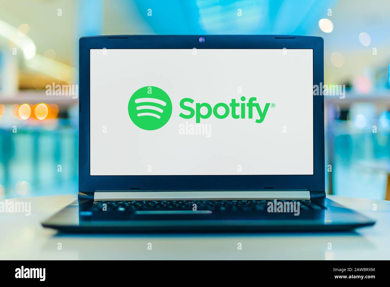 Poznan, POL - 30. JANUAR 2020: Laptop-Computer mit dem Logo von Spotify, einer schwedischen Audio-Streaming-Plattform, die Musik und Podcasts von Recor bereitstellt Stockfoto