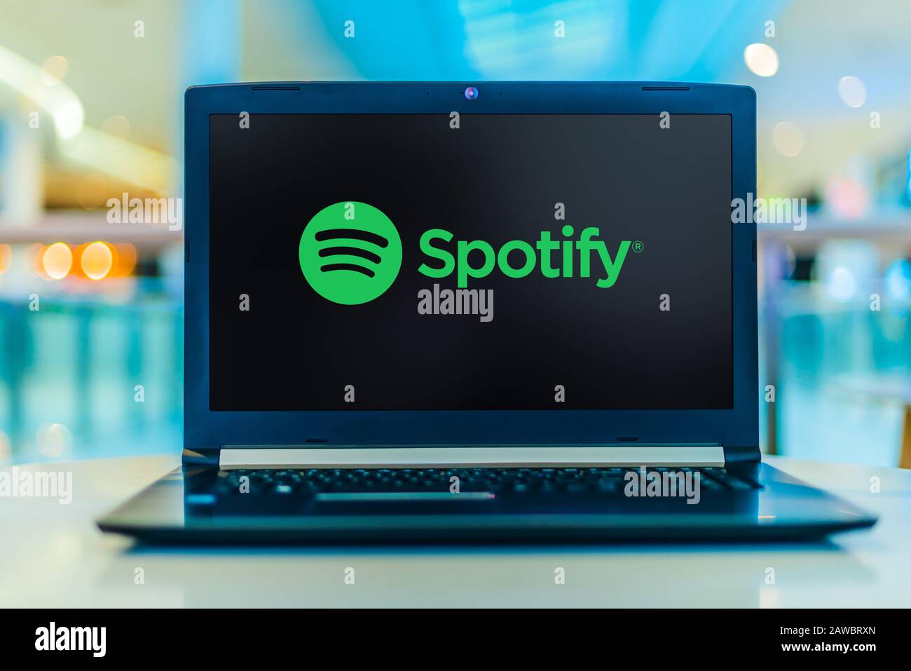 Poznan, POL - 30. JANUAR 2020: Laptop-Computer mit dem Logo von Spotify, einer schwedischen Audio-Streaming-Plattform, die Musik und Podcasts von Recor bereitstellt Stockfoto