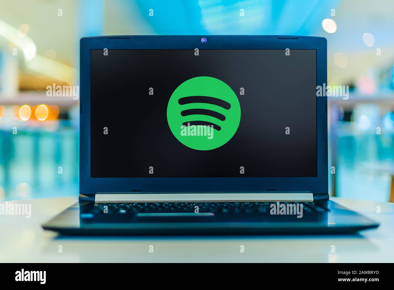 Poznan, POL - 30. JANUAR 2020: Laptop-Computer mit dem Logo von Spotify, einer schwedischen Audio-Streaming-Plattform, die Musik und Podcasts von Recor bereitstellt Stockfoto