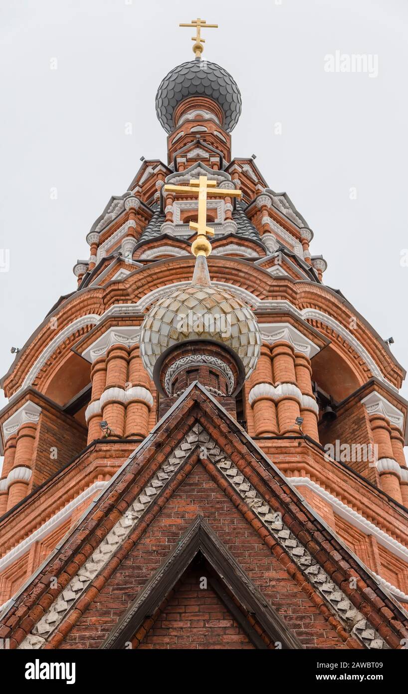 Kuppeln der Sretenskaja-Kirche in der Stadt Jaroslawl Stockfoto