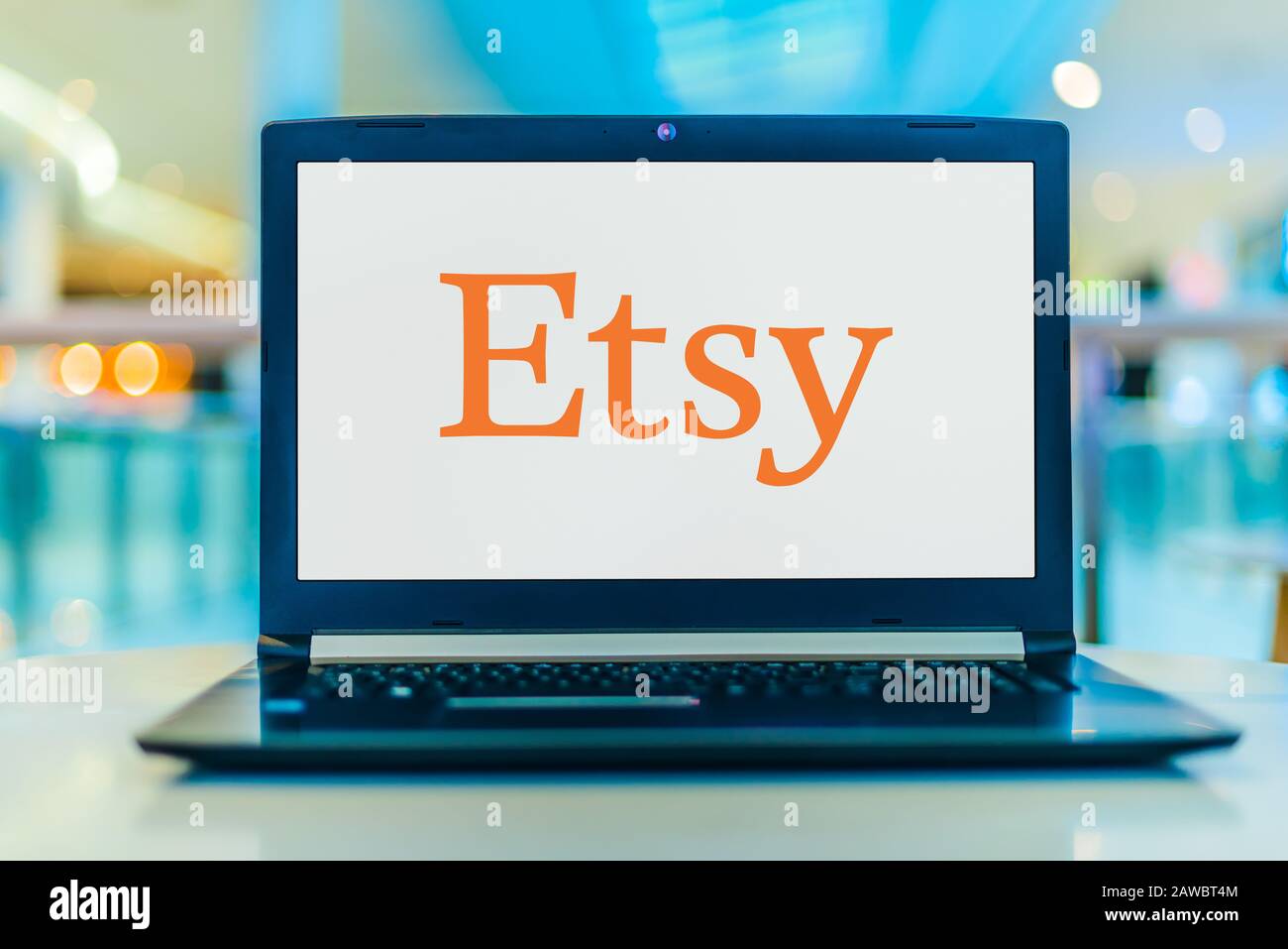 Poznan, POL - 30. JANUAR 2020: Laptop-Computer mit dem Logo von Etsy, einer E-Commerce-Website, die sich auf handgefertigte oder alte Gegenstände und Handwerkskunst konzentriert Stockfoto