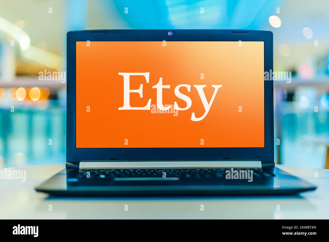 Poznan, POL - 30. JANUAR 2020: Laptop-Computer mit dem Logo von Etsy, einer E-Commerce-Website, die sich auf handgefertigte oder alte Gegenstände und Handwerkskunst konzentriert Stockfoto