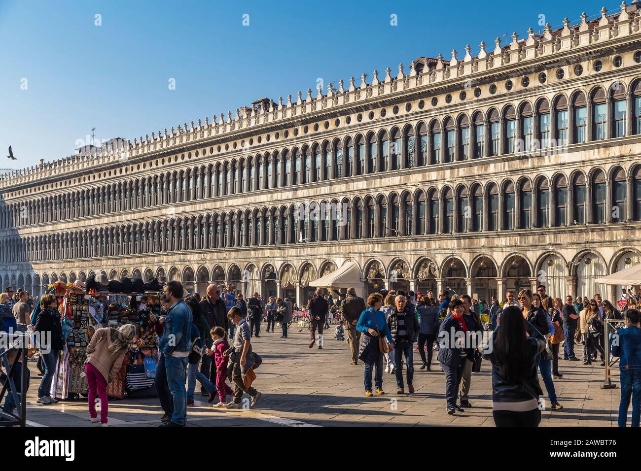 Venedig, ITALIEN - 02. NOVEMBER 2014: Gebäude der alten Procuratie Vecchie auf der Nordseite des Markusplatzes in Venedig. Italien Stockfoto
