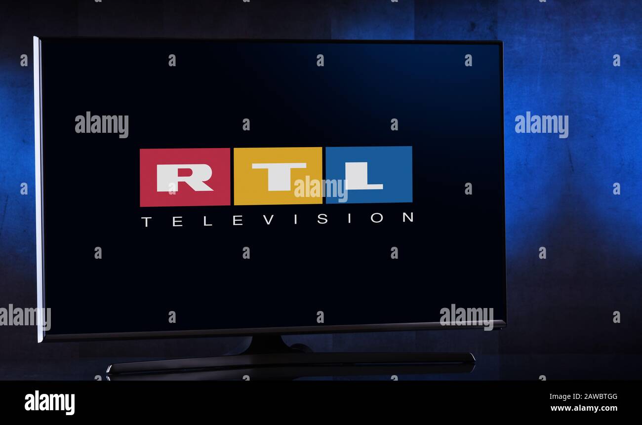 Poznan, POL - 04. FEBRUAR 2020: Flachbildfernseher mit Logo von RTL, einem deutschen frei empfannenden Fernsehsender im Besitz der RTL Group Stockfoto