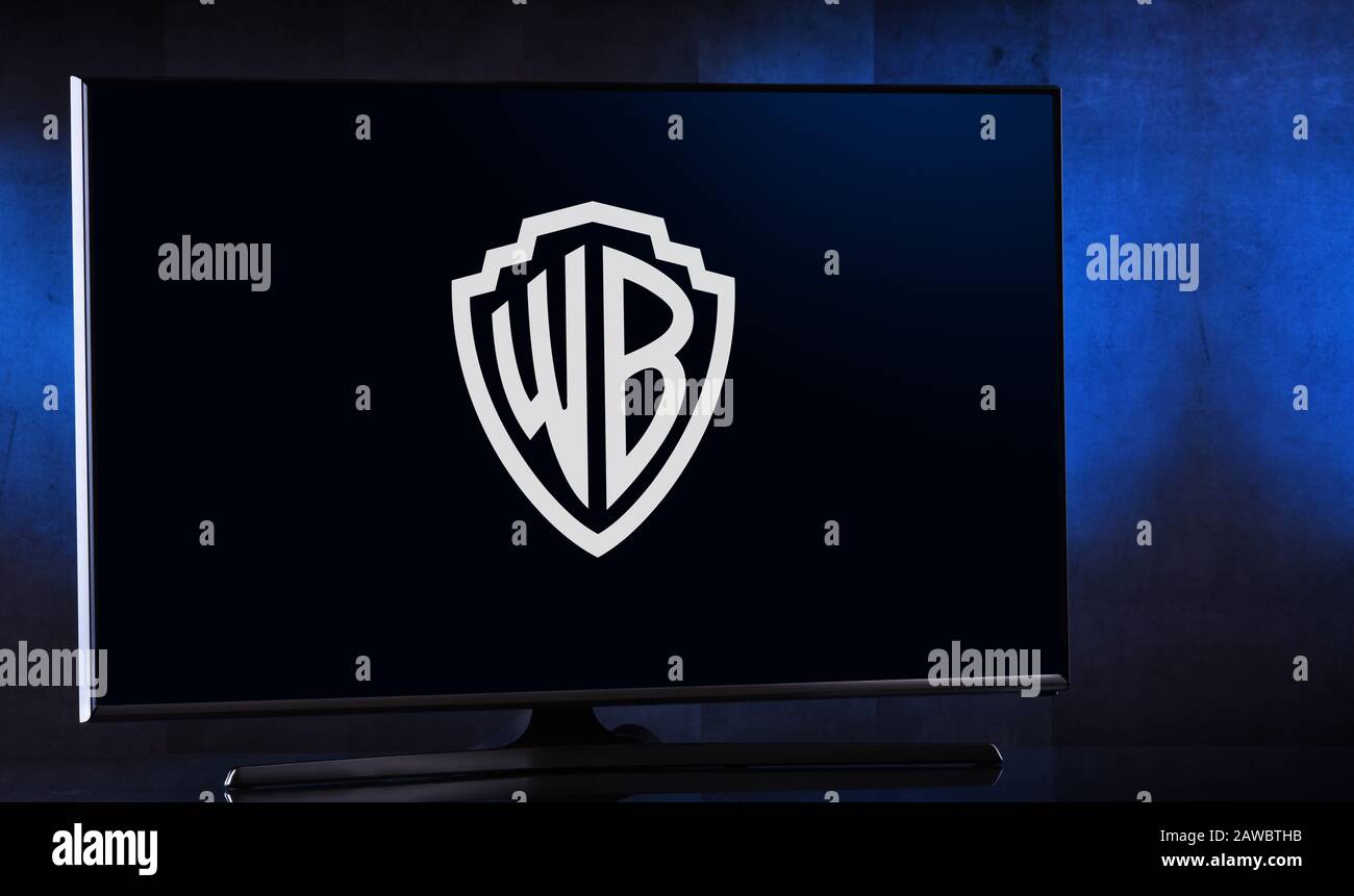 Poznan, POL - 04. FEBRUAR 2020: Flachbildfernseher mit Logo von Warner Bros., einem amerikanischen Unterhaltungsunternehmen mit Hauptsitz in Burbank, Kalifornien Stockfoto