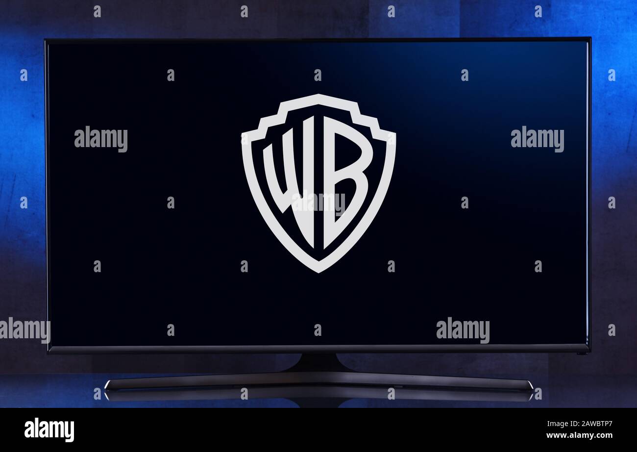 Poznan, POL - 04. FEBRUAR 2020: Flachbildfernseher mit Logo von Warner Bros., einem amerikanischen Unterhaltungsunternehmen mit Hauptsitz in Burbank, Kalifornien Stockfoto