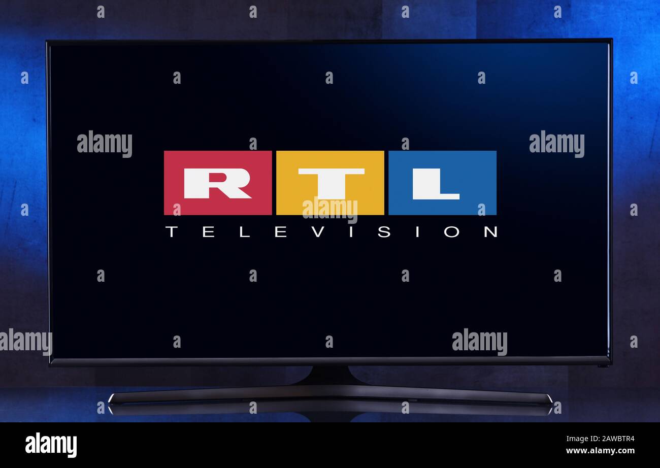 Poznan, POL - 04. FEBRUAR 2020: Flachbildfernseher mit Logo von RTL, einem deutschen frei empfannenden Fernsehsender im Besitz der RTL Group Stockfoto