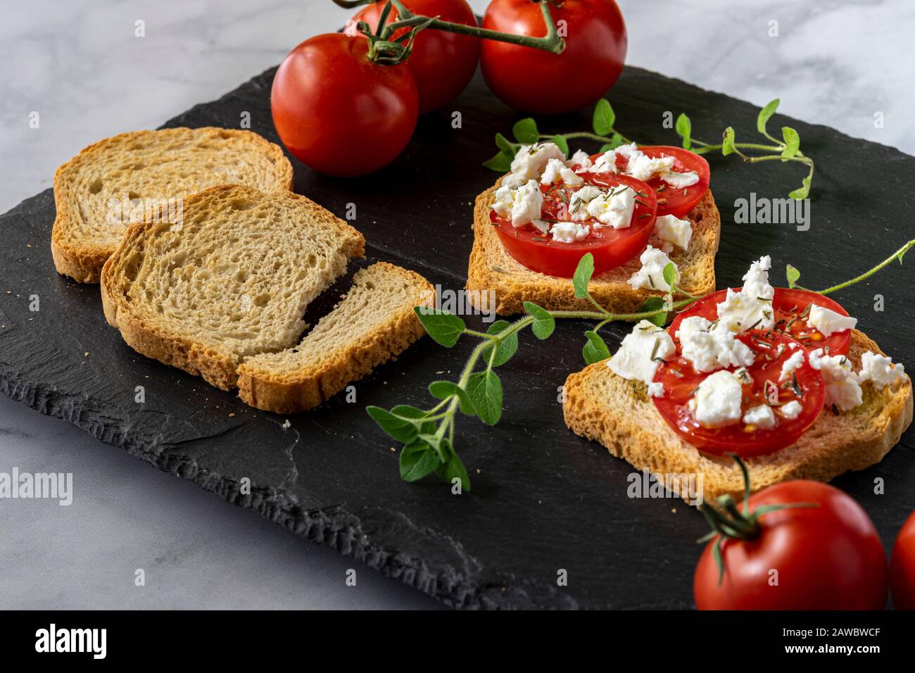 Kleine Toasts mit Tomaten und Fetakäse. Stockfoto