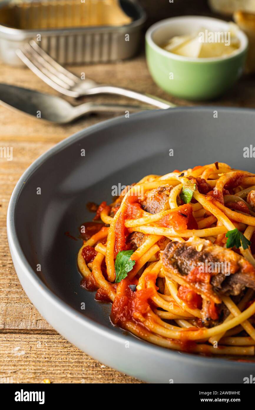 Bucatini-Pasta mit Sardinen in Tomatensauce. Nahaufnahme. Stockfoto