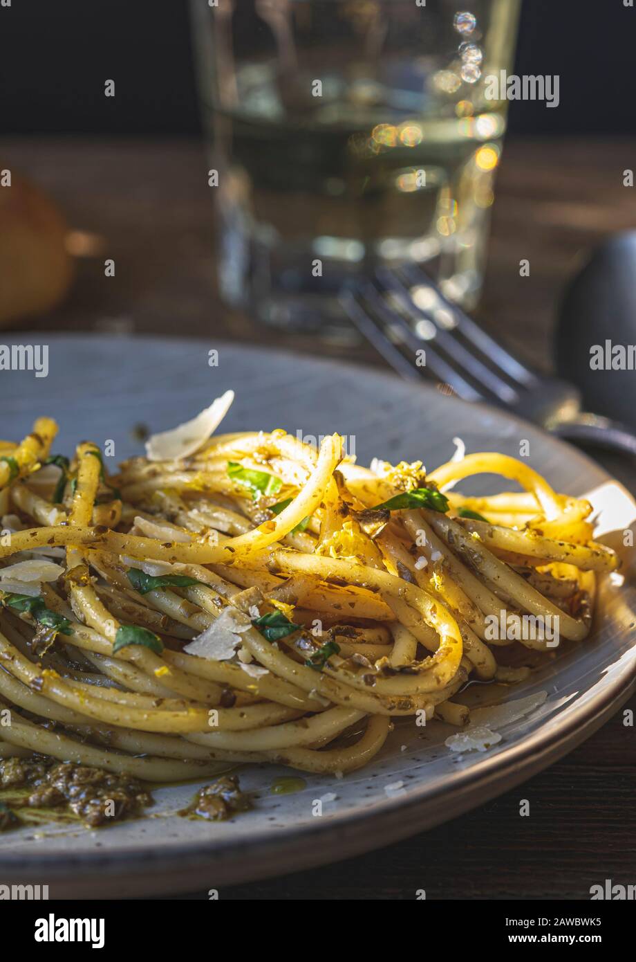 Pasta mit Pesto und rasiertem Parmesan auf Holzoberfläche. Nahaufnahme. Stockfoto