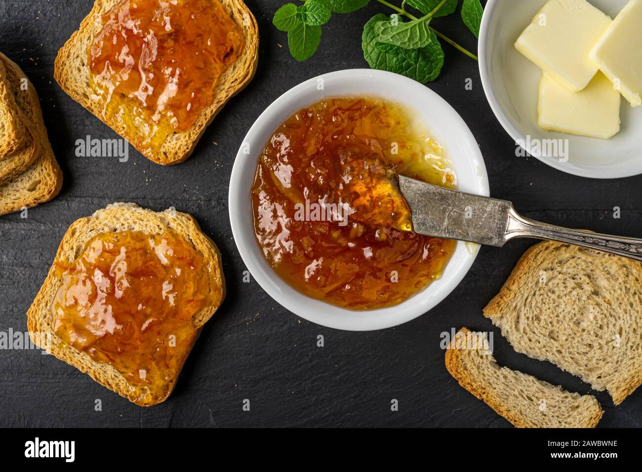 Trockener Toast mit orangefarbener Marmelade. Nahaufnahme. Stockfoto