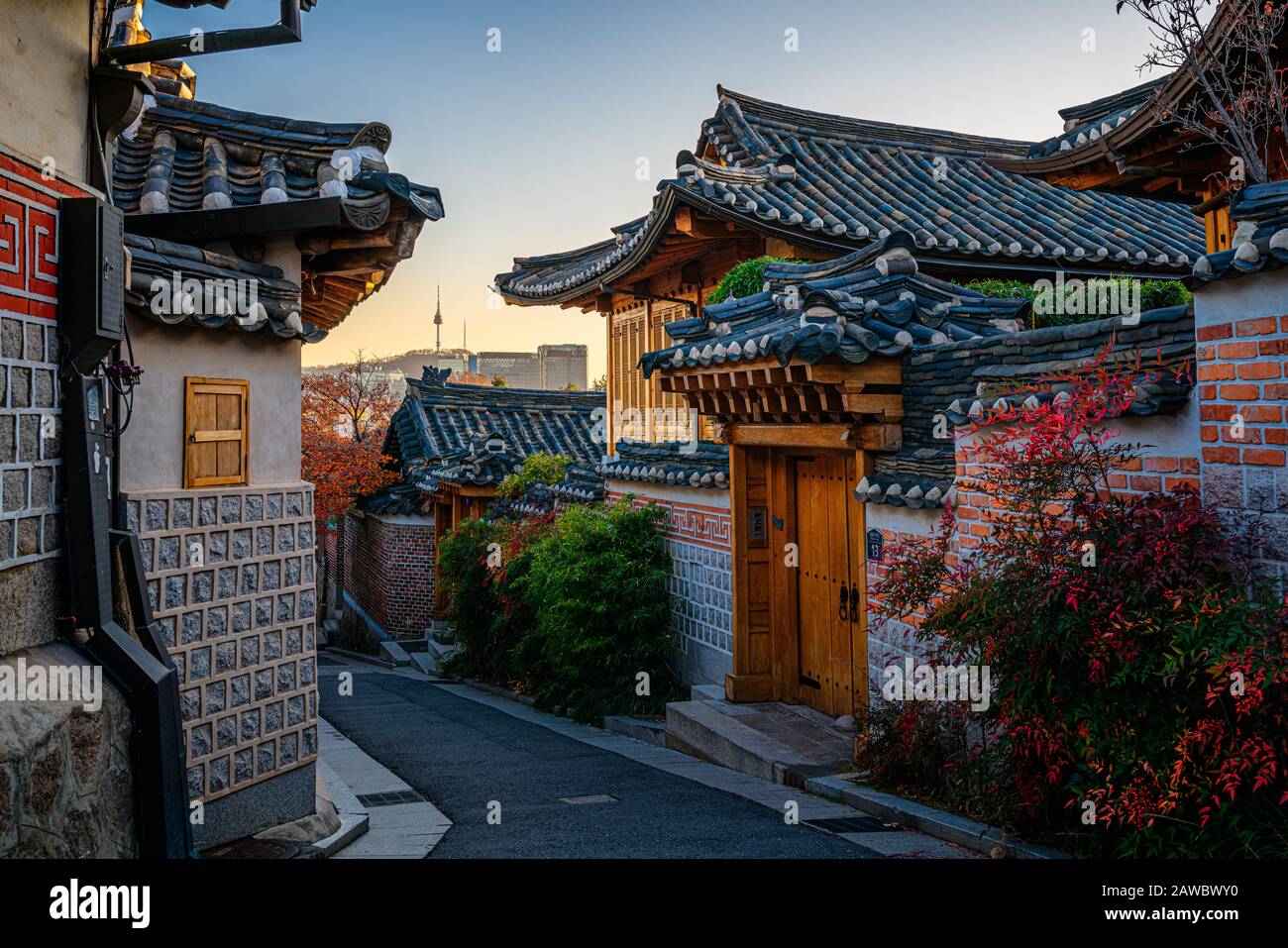 Bukchon Hanok Village ist ein muss für seine ruhigen Straßen und seine bezaubernde Architektur in Seoul. Stockfoto