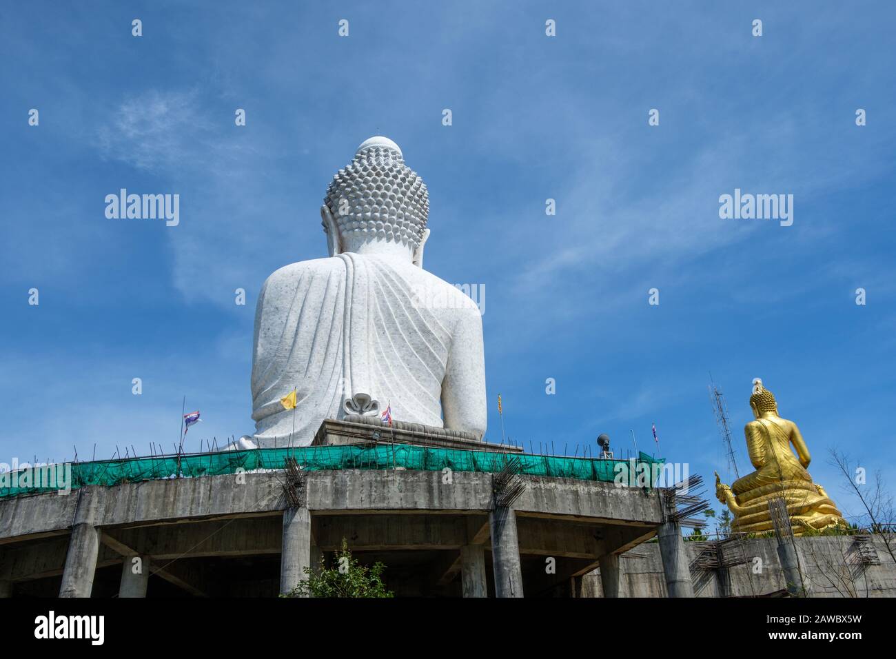 Der berühmte 45 Meter hohe Big Buddha in Phuket. Phuket ist eine große Insel und ein beliebtes Reiseziel in Südthailand. Stockfoto