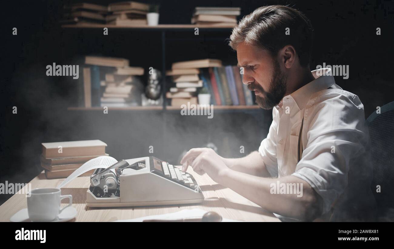 Mann mit mechanischer Schreibmaschine Stockfoto