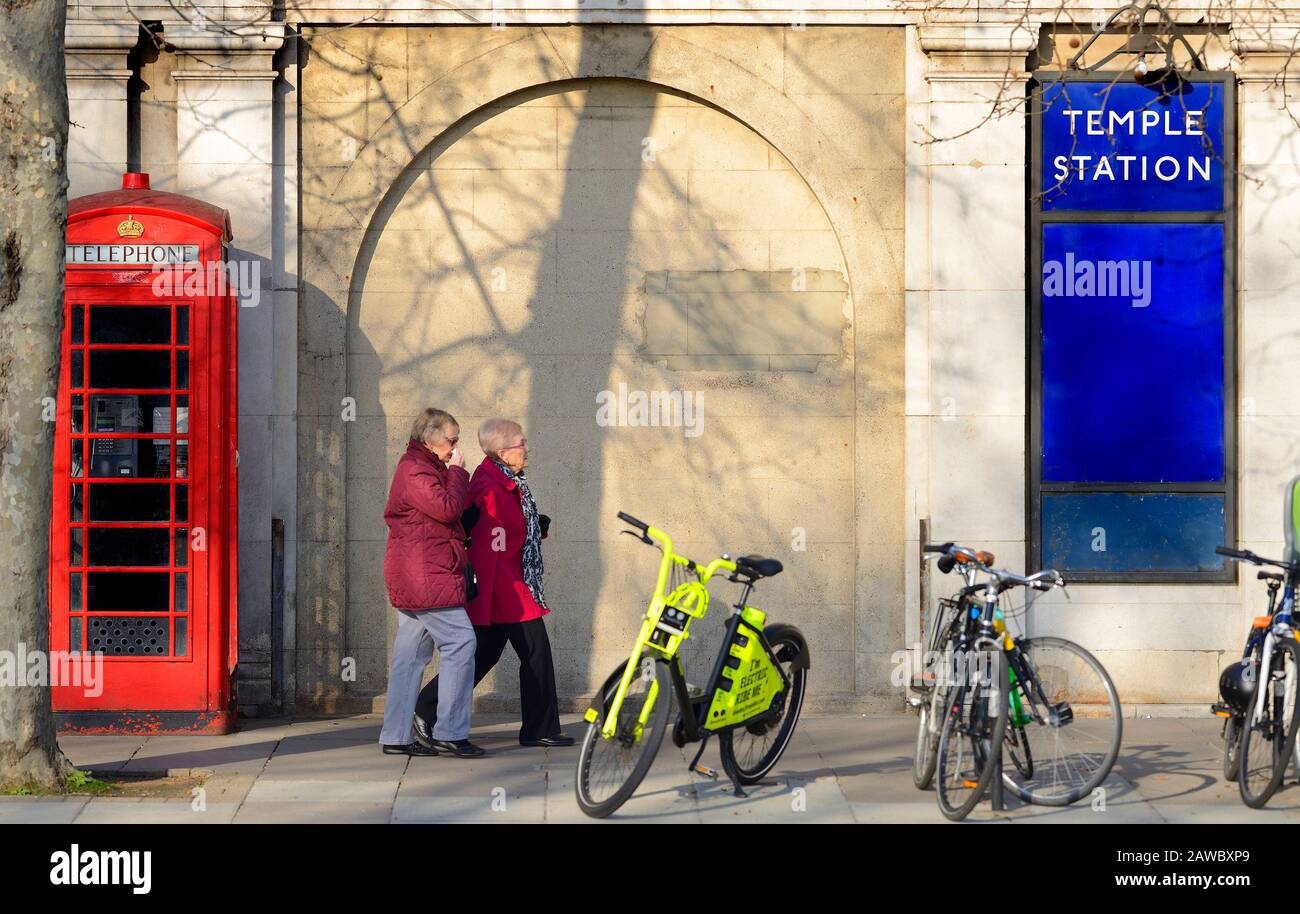 London, England, Großbritannien. U-Bahnhof Temple am Victoria-Embankment Stockfoto