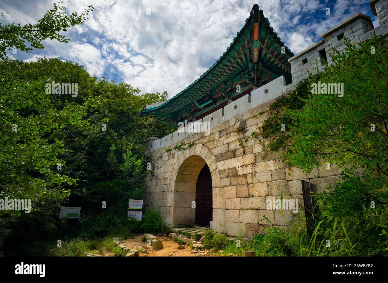 Von weitläufigen Landschaften und Panoramablick auf Seoul bis hin zu kulturellen Stätten bietet der südkoreanische Bukhansan-Nationalpark etwas für jeden. Stockfoto