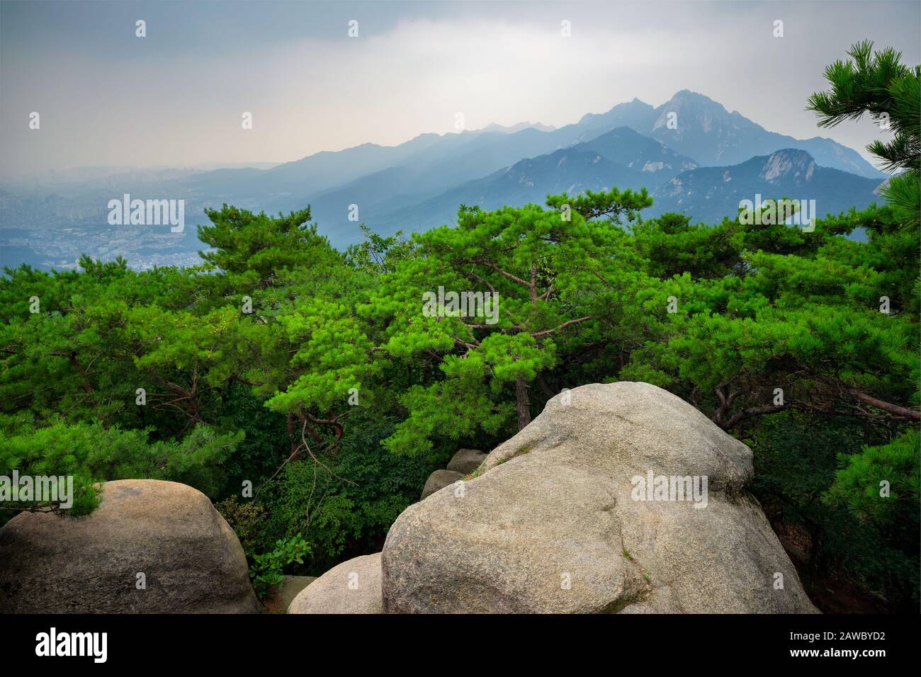 Von weitläufigen Landschaften und Panoramablick auf Seoul bis hin zu kulturellen Stätten bietet der südkoreanische Bukhansan-Nationalpark etwas für jeden. Stockfoto