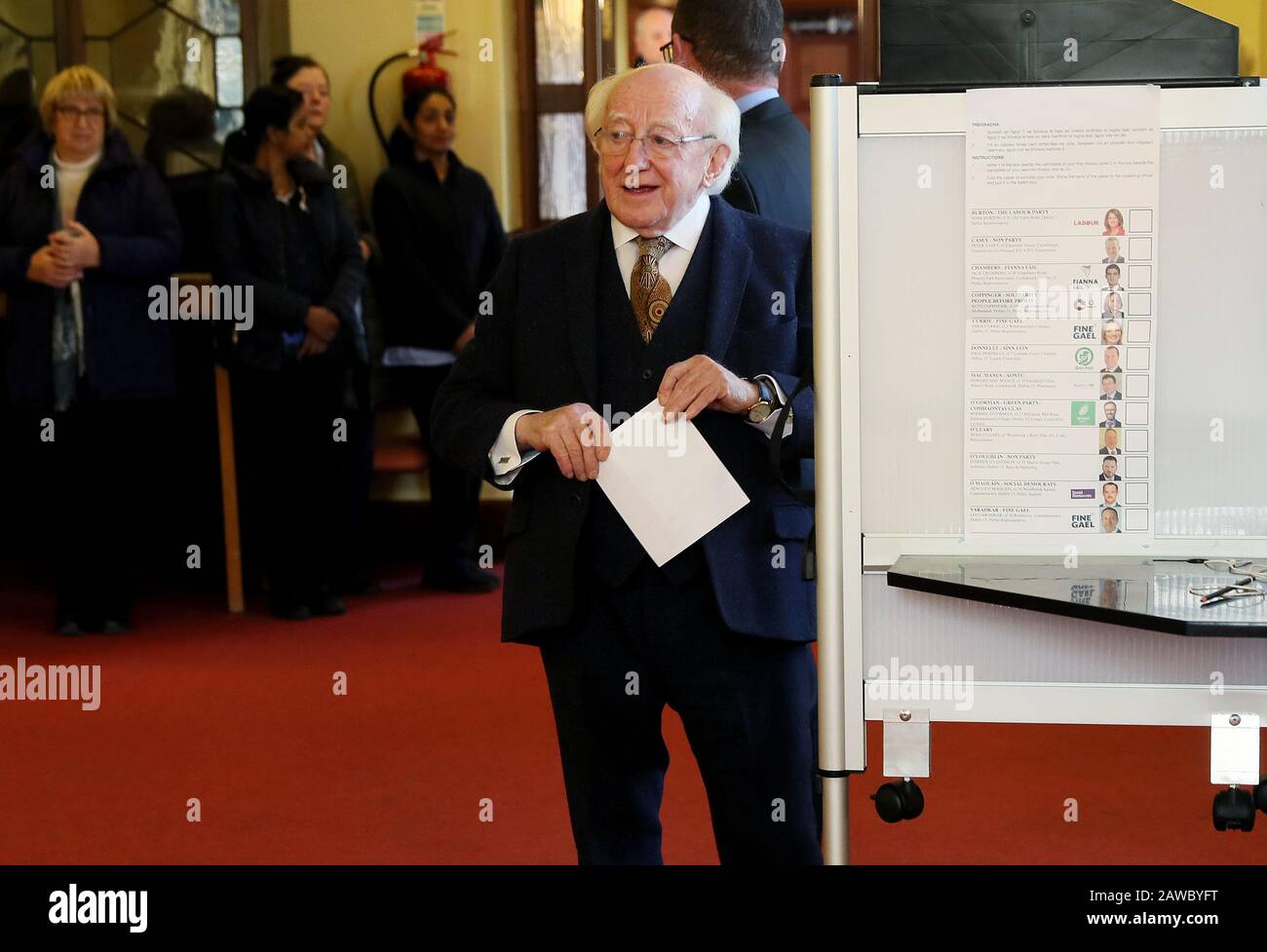 Präsident Michael D Higgins bereitet sich vor, bei den irischen Parlamentswahlen im St Mary's Hospital in Phoenix Park, Dublin, seine Stimme abzugeben. Stockfoto