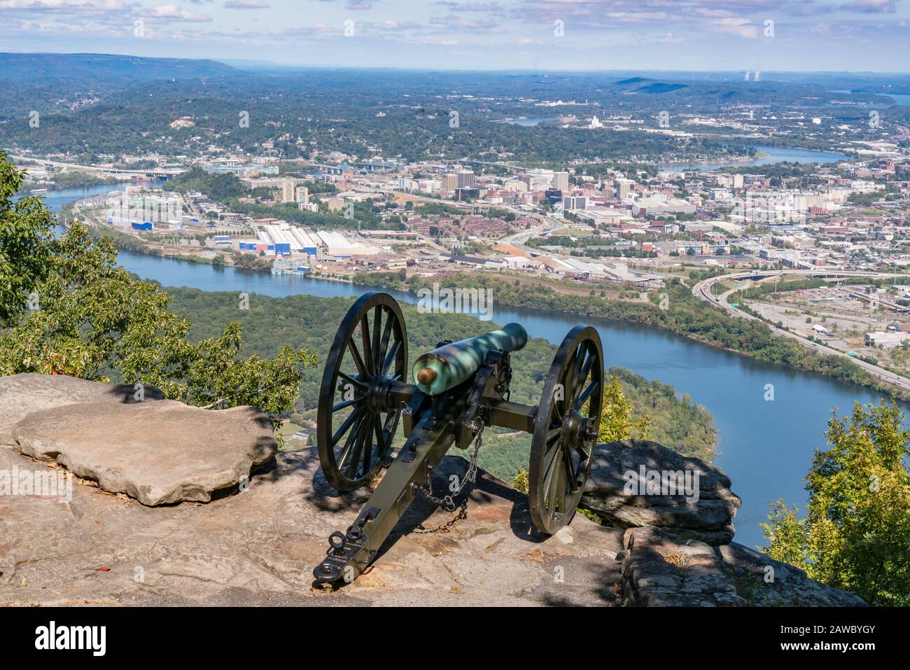 Chattanooga, TN - 8. Oktober 2019: Skyline von Chattanooga, Tennessee entlang des Tennessee River The From Point Park Stockfoto