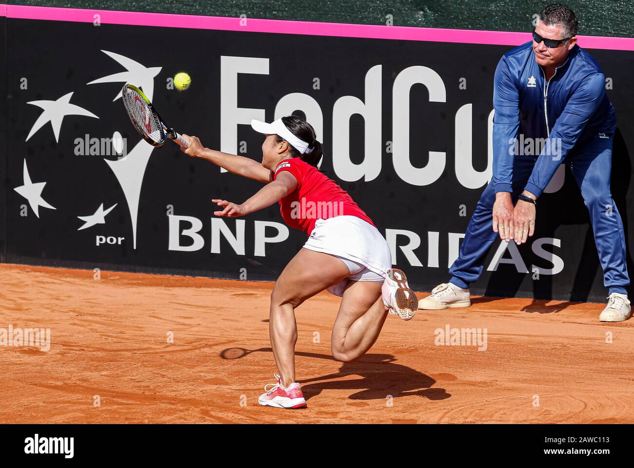 Cartagena, Spanien. Januar 2020. Tennismatch zwischen Carla Suarez aus der spanischen Nationalmannschaft, gegen Kurumi Nara aus der japanischen Nationalmannschaft. Carla Suarez gewinnt das Spiel und die Klausur für Spanien bis zum Finale in Budapest. © ABEL F. ROS/Alamy Live News Stockfoto