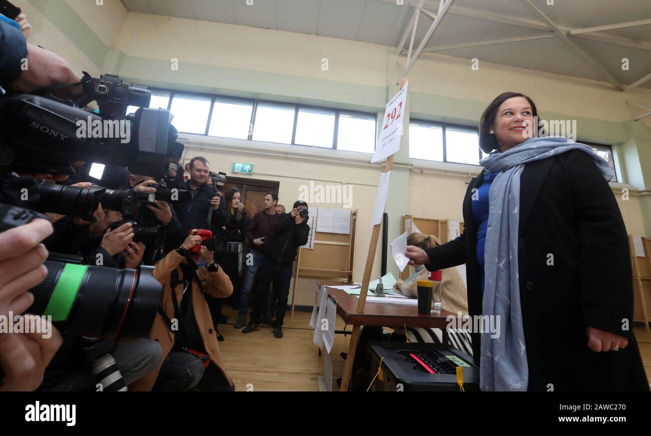 Dublin, Irland. Februar 2020. Bundestagswahl 2020. Die Präsidentin von Sinn Fein Mary Lou McDonald gab ihre Stimme im Wahllokal der St. Joseph's School for Deaf Boys, Navan Road, Cabra Dublin, in die Wahlurne. Foto: Leah Farrell/RollingNews.ie/Alamy Live News Stockfoto