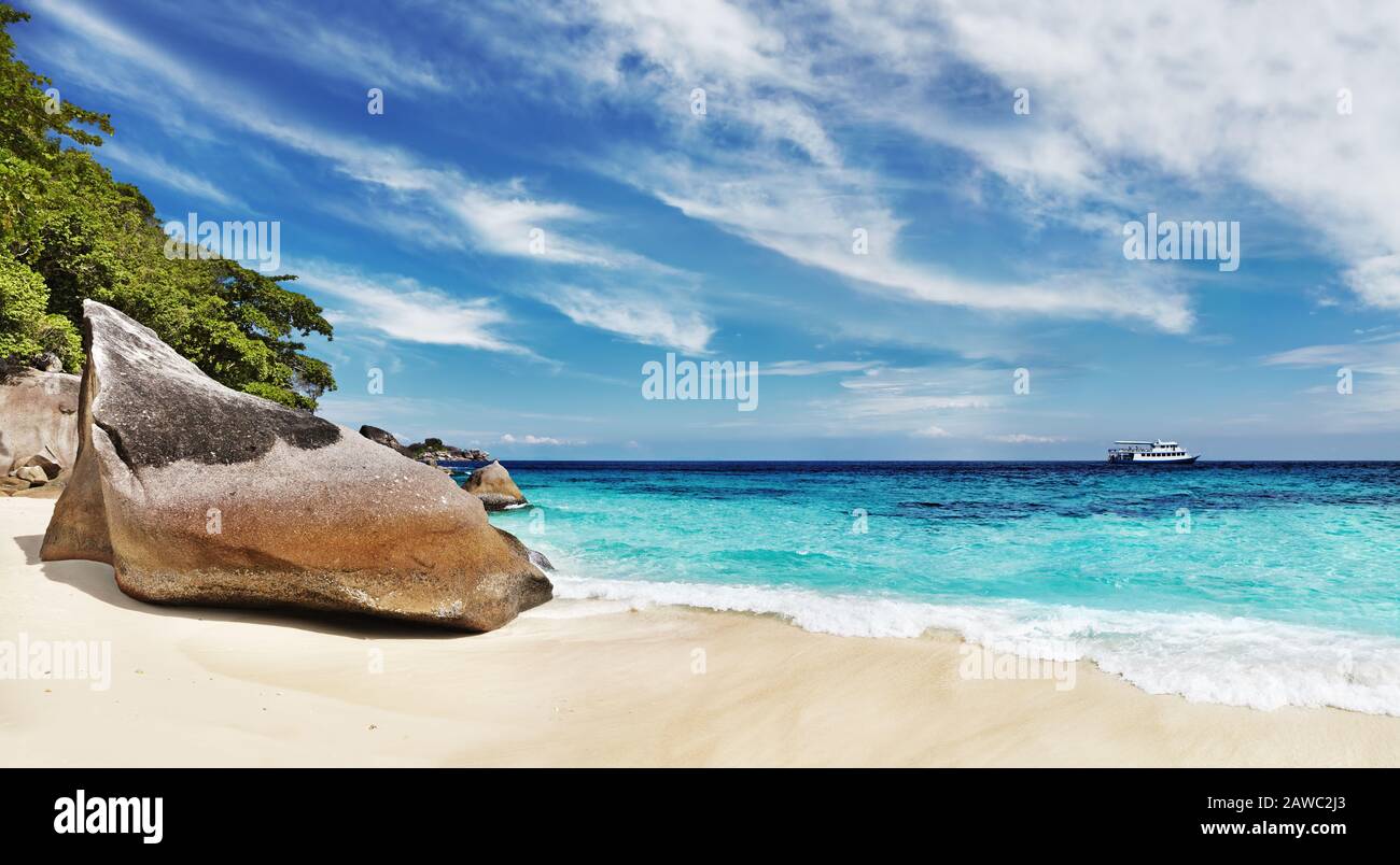 Tropischer Strand mit weißem Sand und klarem Meer, Similan-Inseln, Thailand Stockfoto