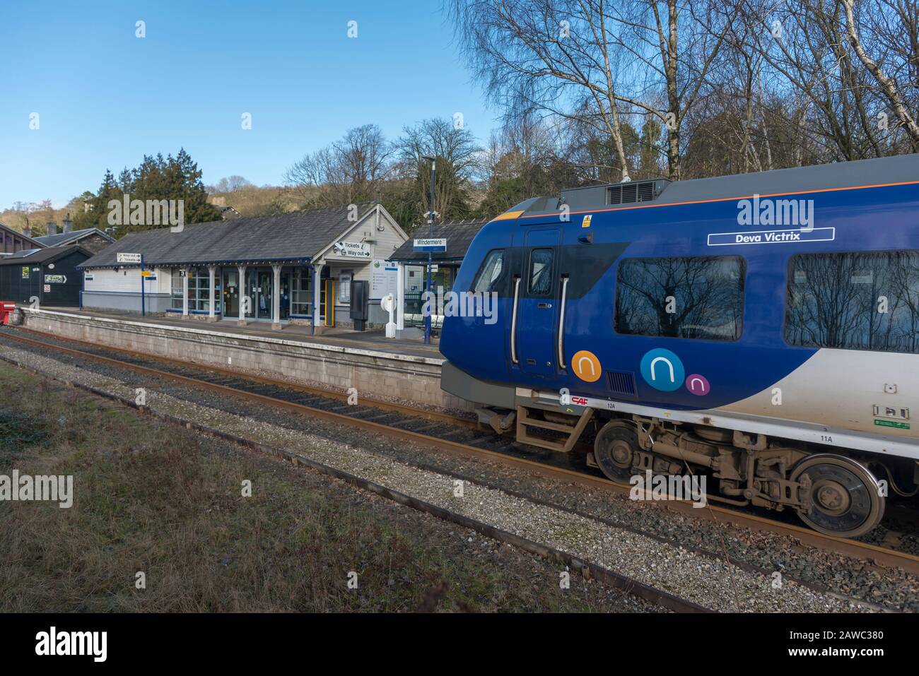 Dieselzug der Klasse 195 kommt am Bahnhof Windermere an. Lake District. Stockfoto