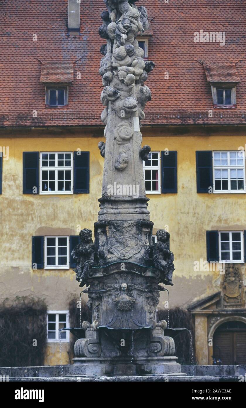 Mariensäule im Innenhof von Schloss Ottingen, Oettingen, Landkreis Donau-Ries, in Schwaben, Bayern, Deutschland Stockfoto