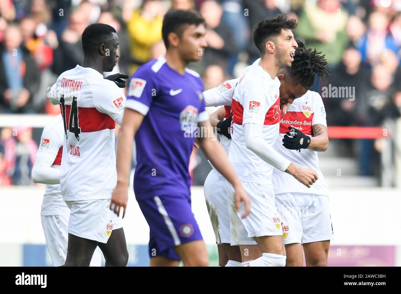 08. Februar 2020, Baden-Württemberg, Stuttgart: Fußball: 2. Bundesliga, 21. Spieltag, VfB Stuttgart - Erzgebirge Aue, Mercedes-Benz Arena. Daniel Didavi (r) vom VfB Stuttgart jubgt nach seinem Tor zum 1:0 mit Atakan Karazor (2. Von rechts) vom VfB Stuttgart. John-Patrick Strauß aus Erzgebirge Aue reagiert im Spiel. Foto: Tom Weller / dpa - WICHTIGER HINWEIS: Gemäß den Vorschriften der DFL Deutsche Fußball Liga und des DFB Deutscher Fußball-Bund ist es verboten, im Stadion und/oder aus dem fotografierten Spiel in Form der Sequenz i auszunutzen oder auszunutzen Stockfoto