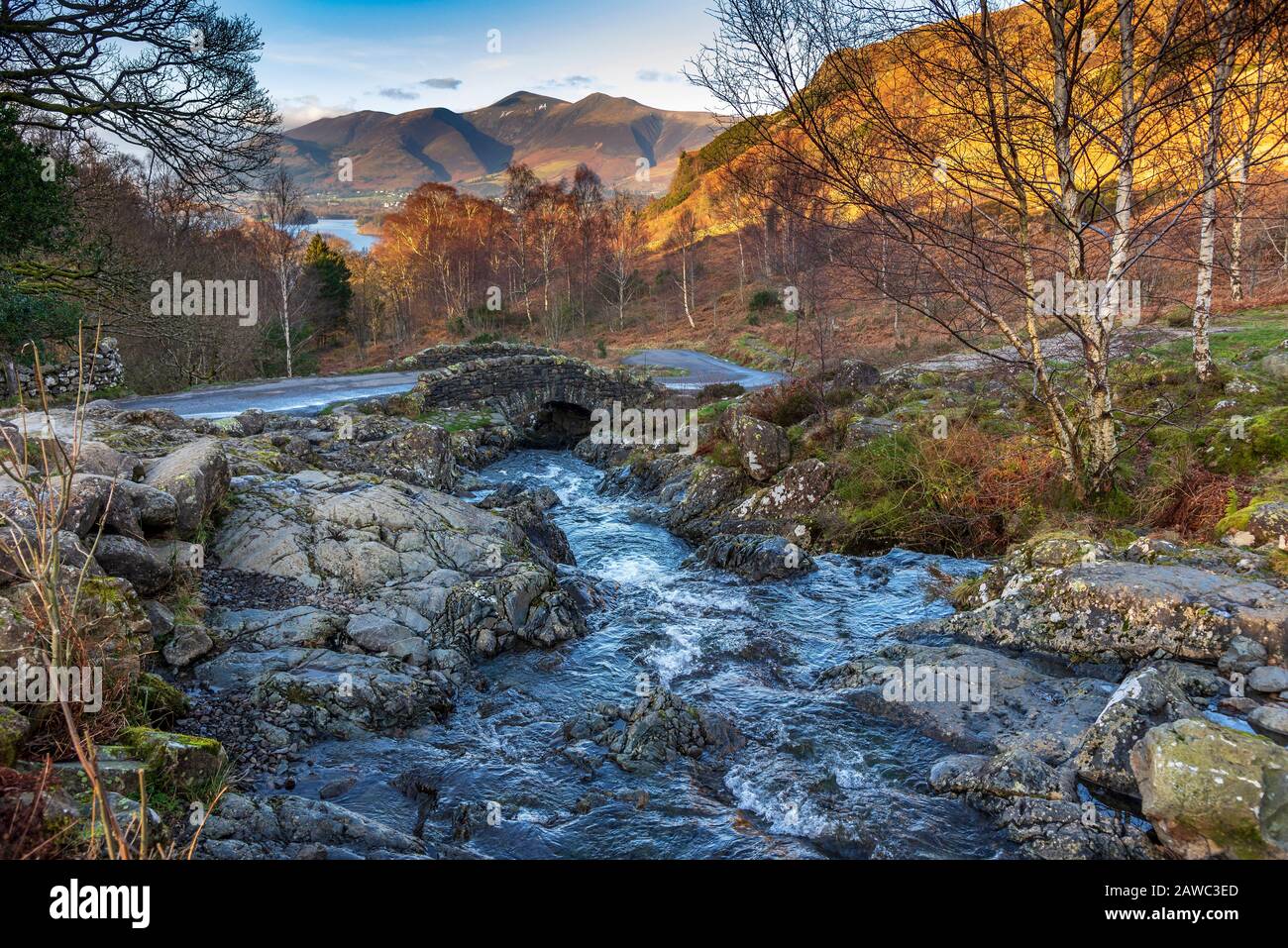 Ashness Bridge im Winter in der Nähe von Keswick. CumbriaThe Lake District. Stockfoto