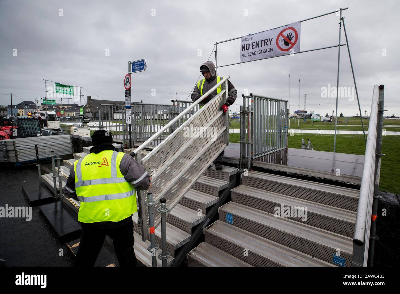 Die Bauarbeiter beginnen den Prozess der Demontage im Südpark von Galway, nachdem die Organisatoren der Eröffnungsfeier zum Jahr Galways als Kulturhauptstadt Europas die Zeremonie aufgrund des schlechten Wetters mit Storm Ciara abgesagt haben, das später am Samstag eintreffen soll. Stockfoto