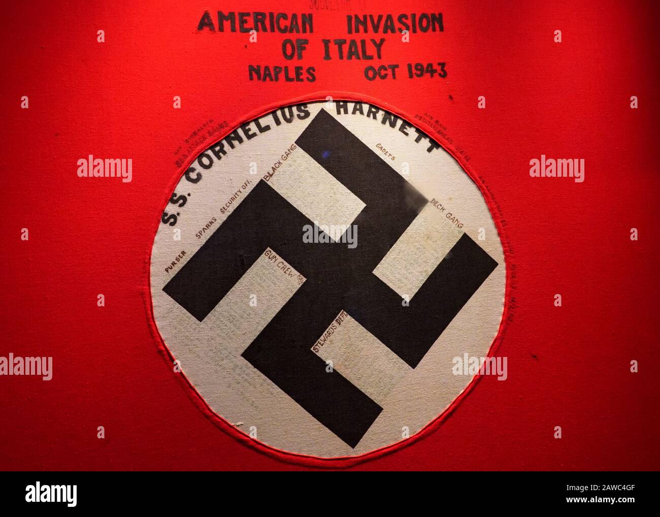 New Orleans, Louisiana, U.S.A. - 4. Februar 2020 - Nazi-Flagge unterzeichnet von Crewmen of Liberty-Schiff SS Cornelius Harnet am Ende des zweiten Weltkriegs Stockfoto