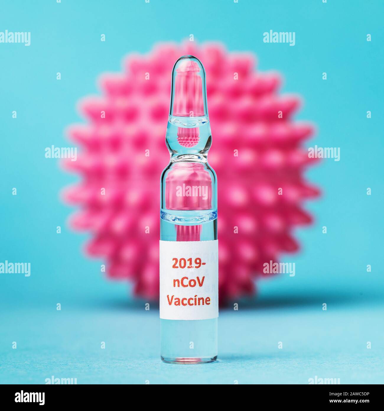Coronavirus Impfstoff Ampulle 2919-nCoV auf blauem Hintergrund, Hauptplan Stockfoto