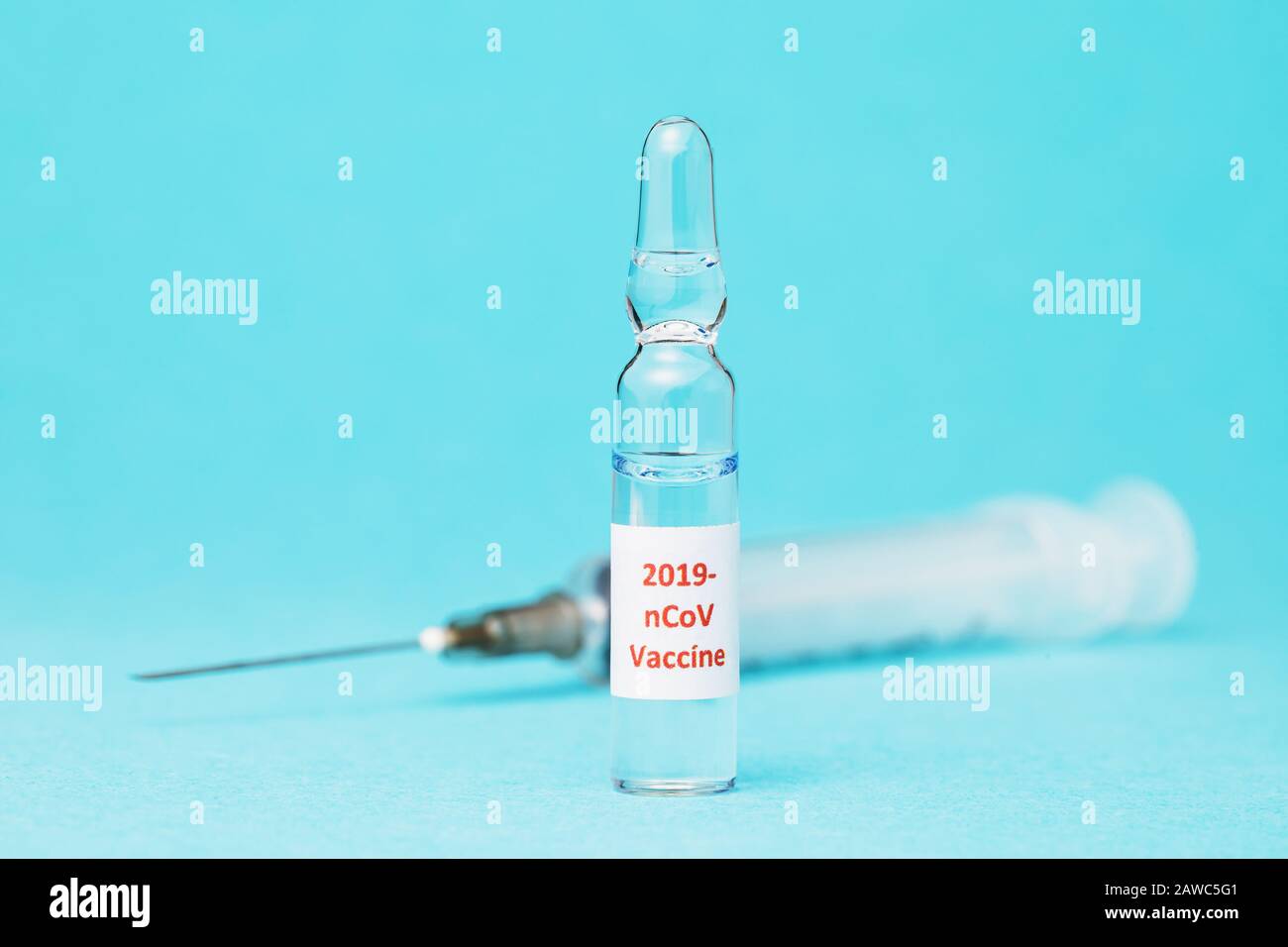 Coronavirus 2019-nCoV-Impfstoffampulle auf blauem Hintergrund Stockfoto