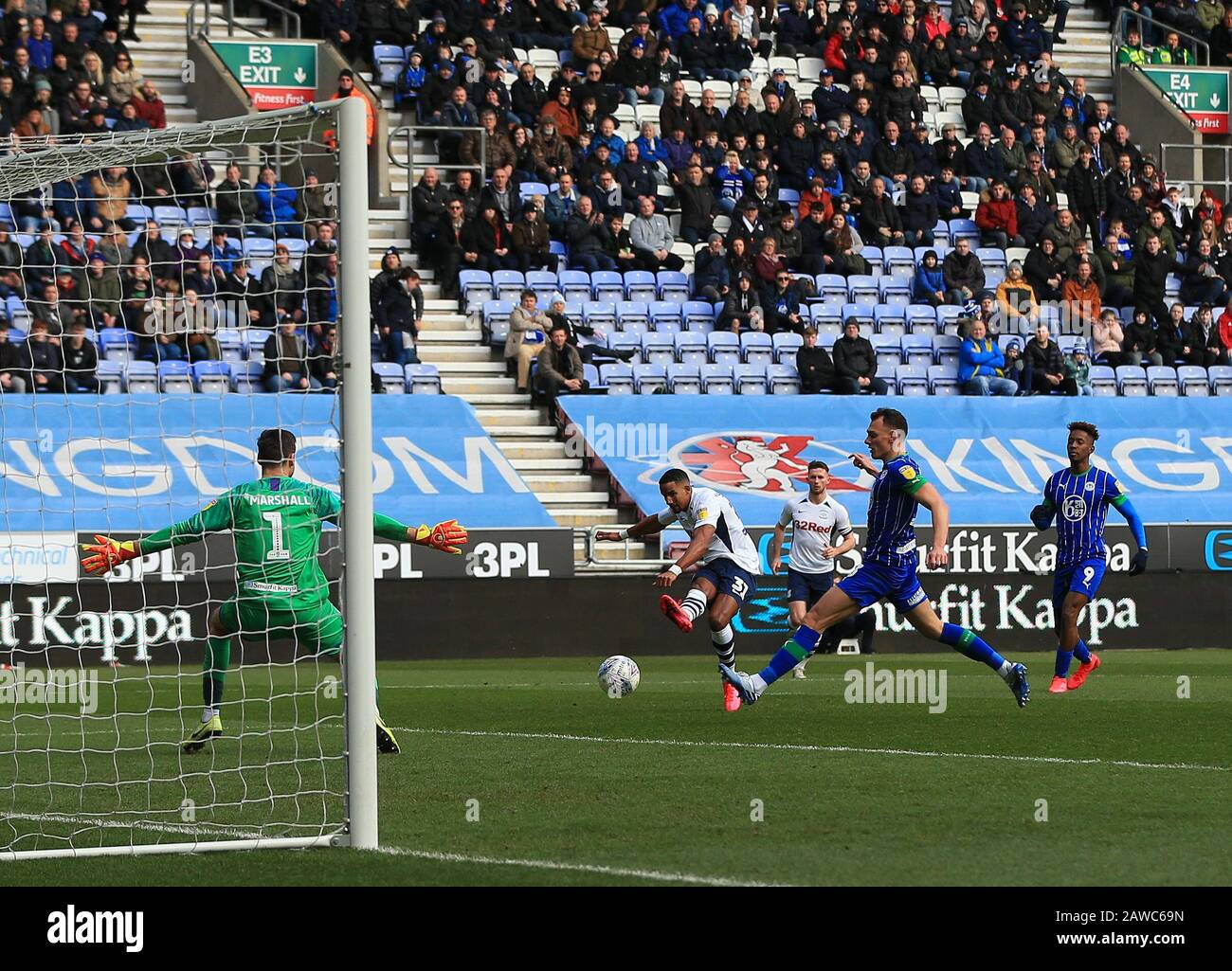 Manchester, Lancashire, Großbritannien. Februar 2020. ; DW Stadium, Wigan, Greater Manchester, Lancashire, England; English Championship Football, Wigan Athletic gegen Preston North End; Scott Sinclair von Preston North End feuert einen Schuss über das Gesicht des Tores ab - Ausschließlich redaktioneller Gebrauch. Keine Verwendung mit nicht autorisierten Audio-, Video-, Daten-, Regallisten-, Club-/Liga-Logos oder Live-Diensten. Die Online-Nutzung ist auf 120 Bilder beschränkt, keine Videoemulation. Keine Verwendung bei Wetten, Spielen oder Einzelspielen/Liga/Spieler Veröffentlichungen Credit: Action Plus Sports Images/Alamy Live News Credit: Action Plus Sports Images/Alamy Stockfoto