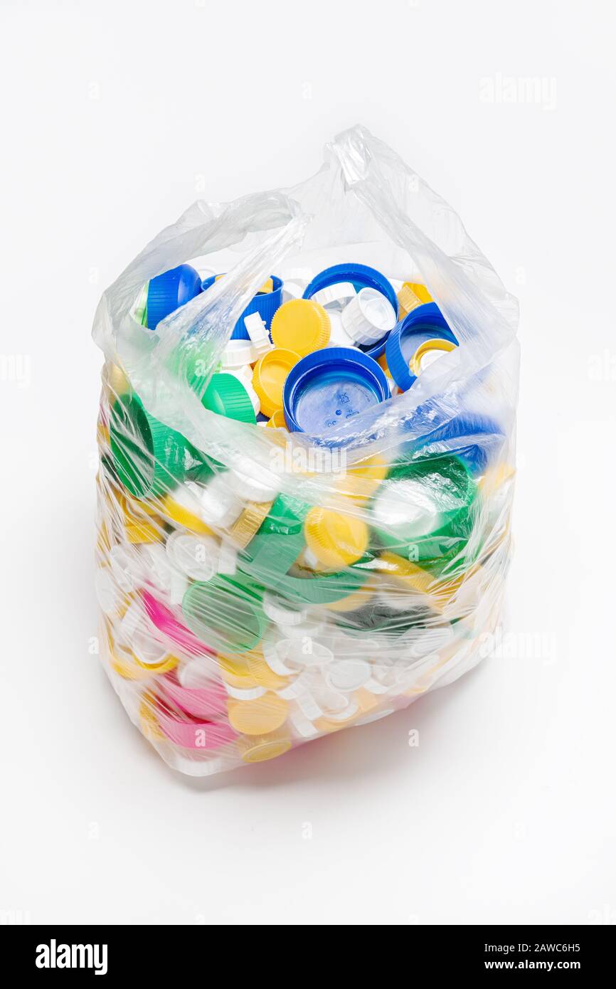 Beutel mit Kunststoffkappen, bereit für die Wiederverwertung. Recycling-Konzept. Kopierbereich Stockfoto
