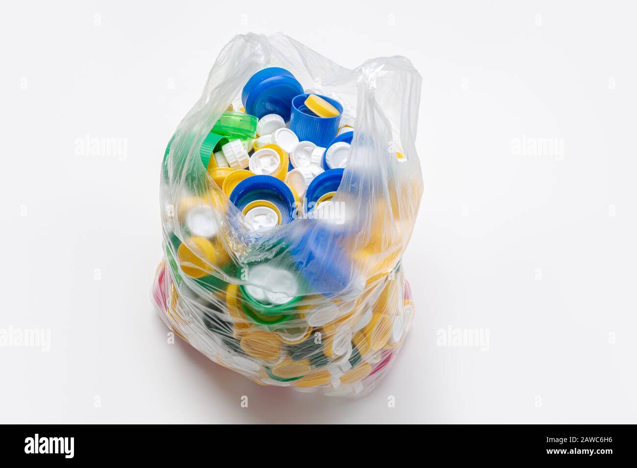 Beutel mit Kunststoffkappen, bereit für die Wiederverwertung. Recycling-Konzept Stockfoto