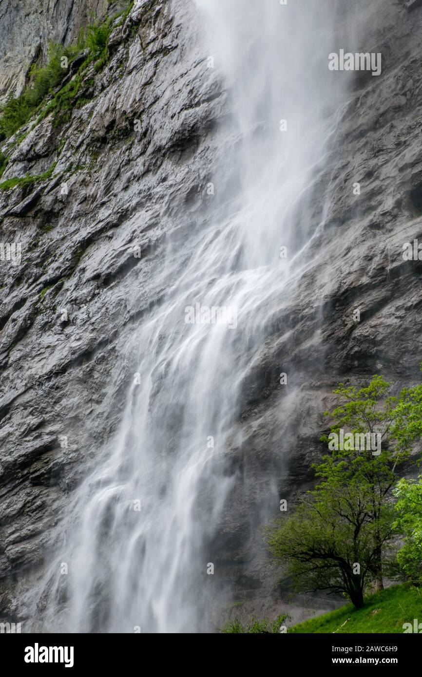 Wasserfluss, der von der Klippe abfällt Stockfoto