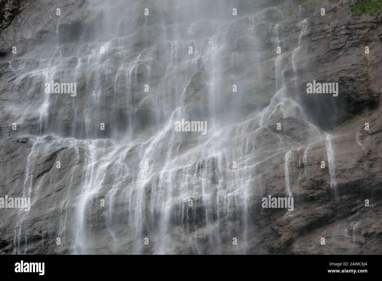 Der Wasserstrom fällt von den Bergen, dem Wasserfall des Felsens, ab Stockfoto