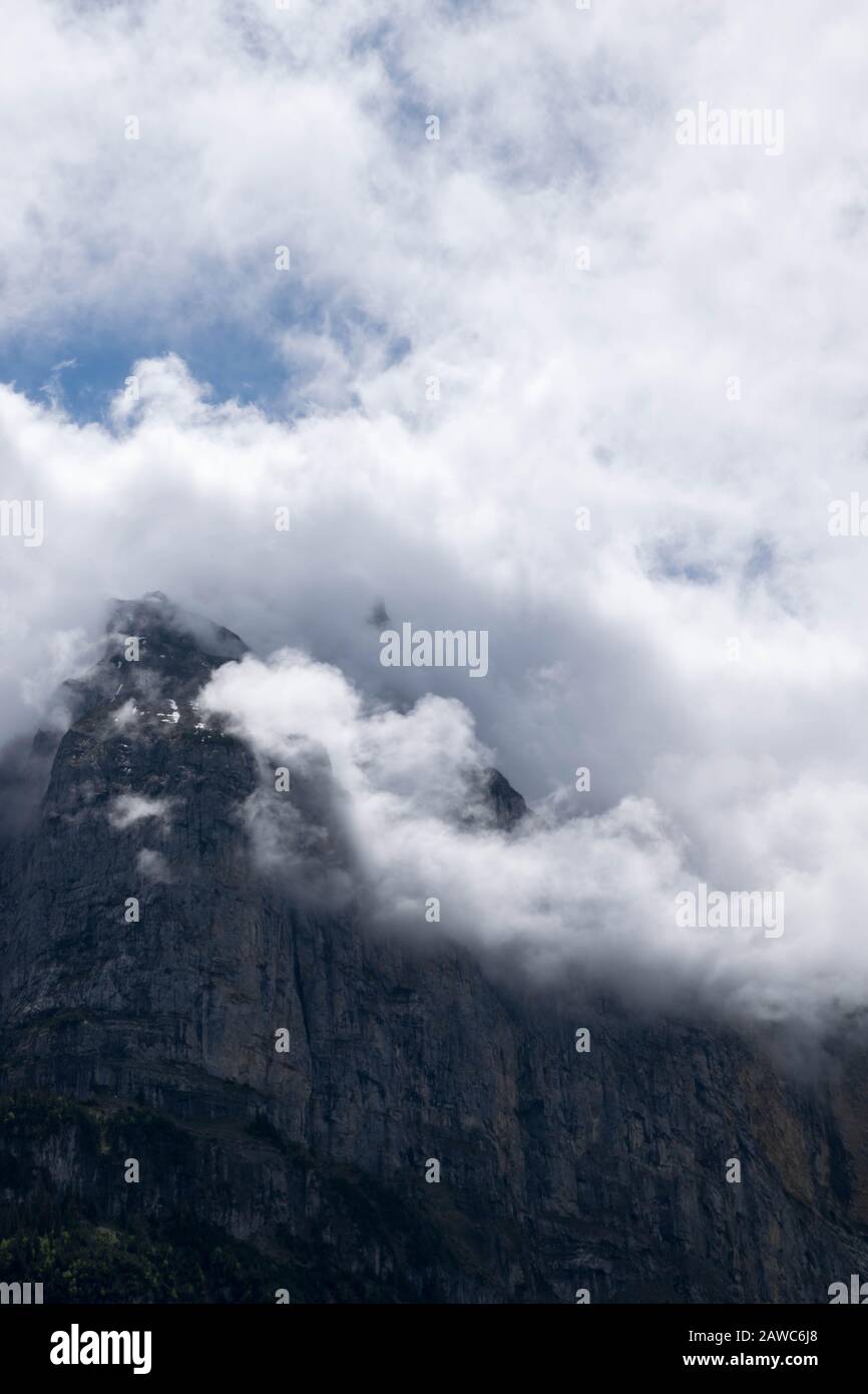 Alpengipfel mit wunderschönen weißen Wolken oben Stockfoto