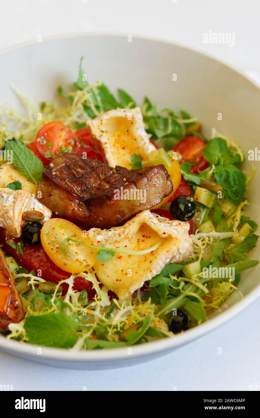 Bunte Vorspeise aus gebratenem Foie Gras, Camembert-Käse und süßem Brot ...
