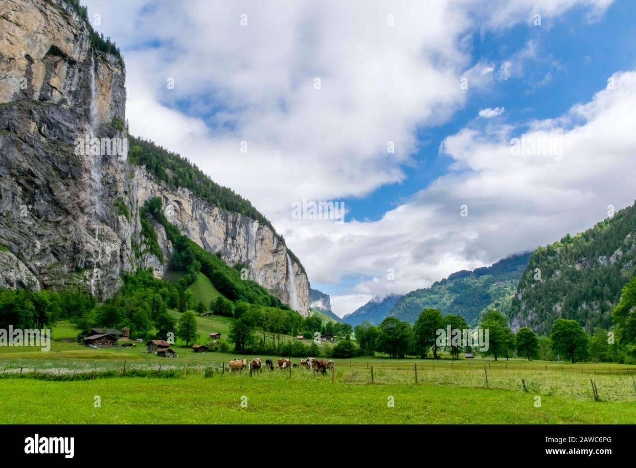 Sonnige alpine Wasserfallgasse in der Nähe von Lauterbrunnendorf, Schweiz Stockfoto