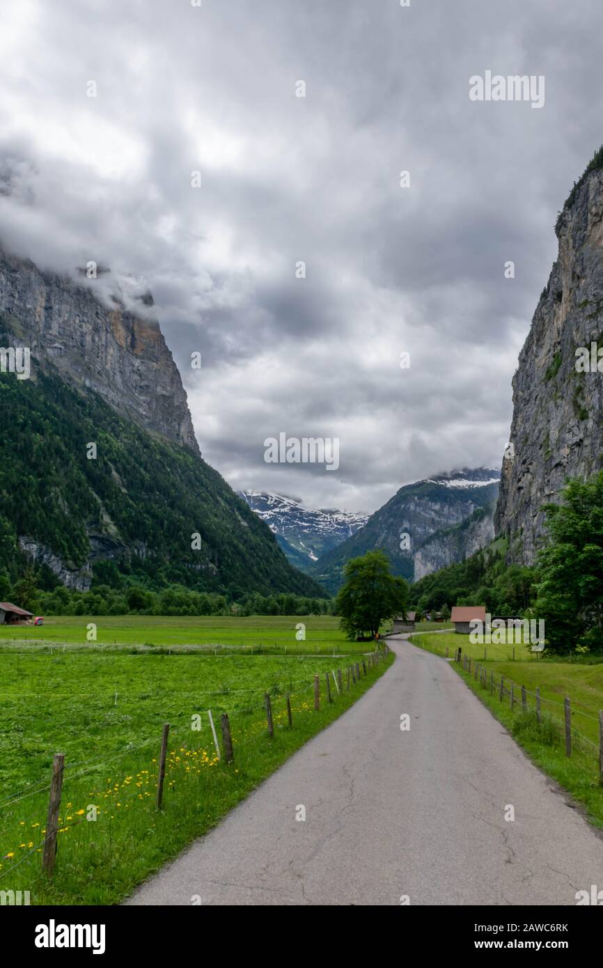 Straße durch das Wasserfalltal in Lauterbrunnen Schweiz (Foto vertikal) Stockfoto