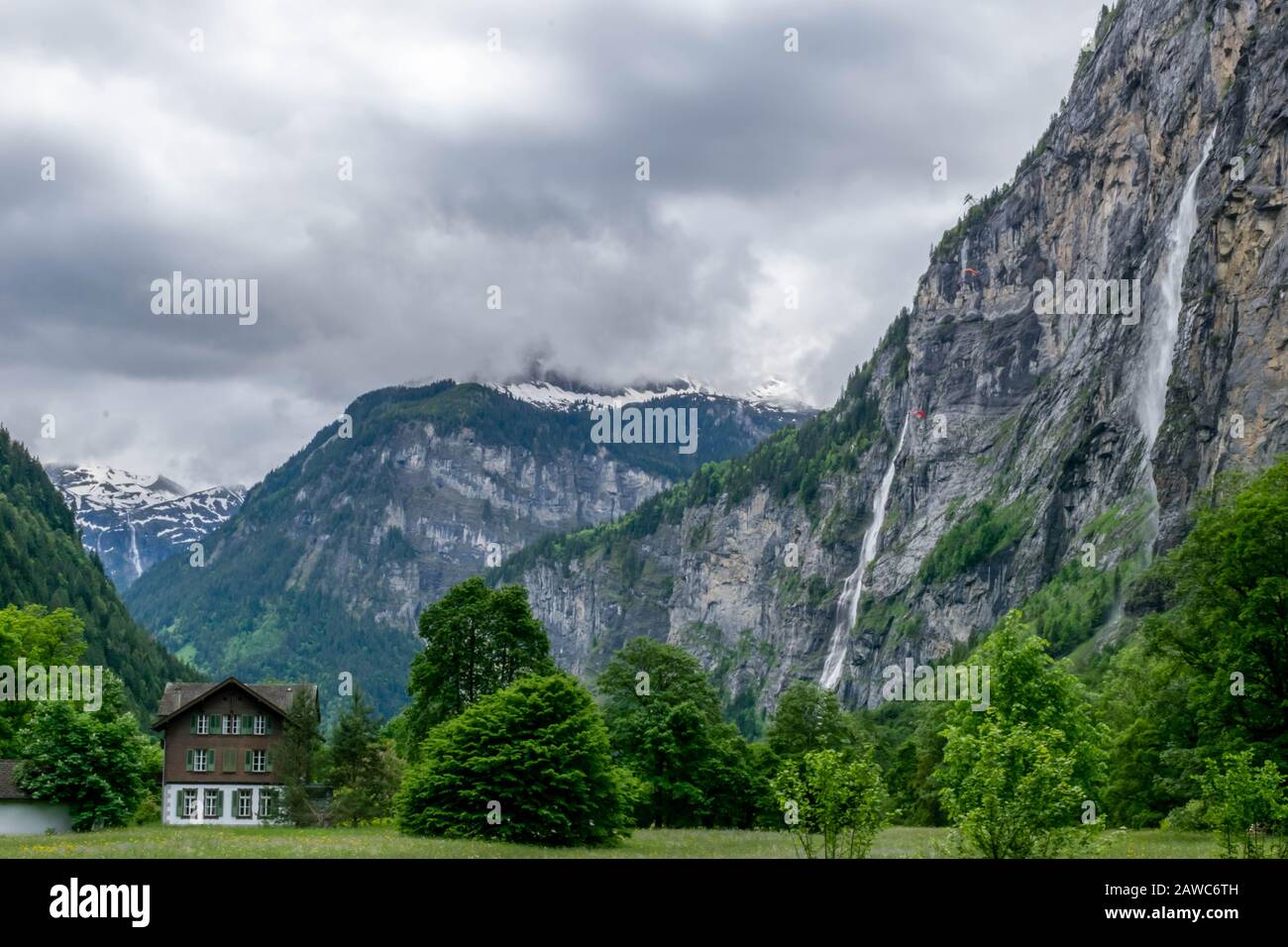 Trübes Lauterbrunnental in den Schweizer Alpen Stockfoto