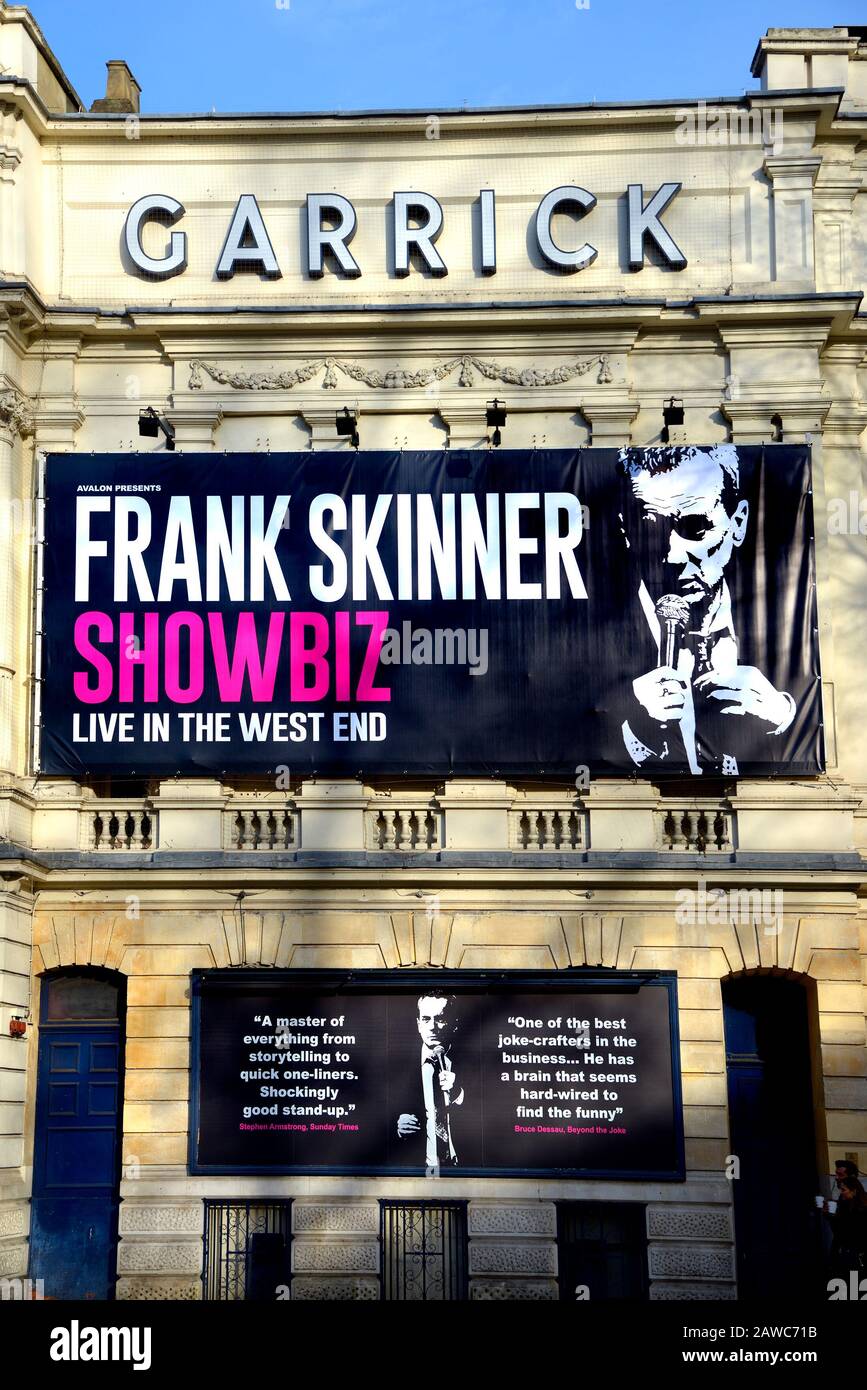 London, England, Großbritannien. Frank Skinner 'Showbiz' im Garrick Theatre, Charing Cross Road (Feb 2020) Stockfoto